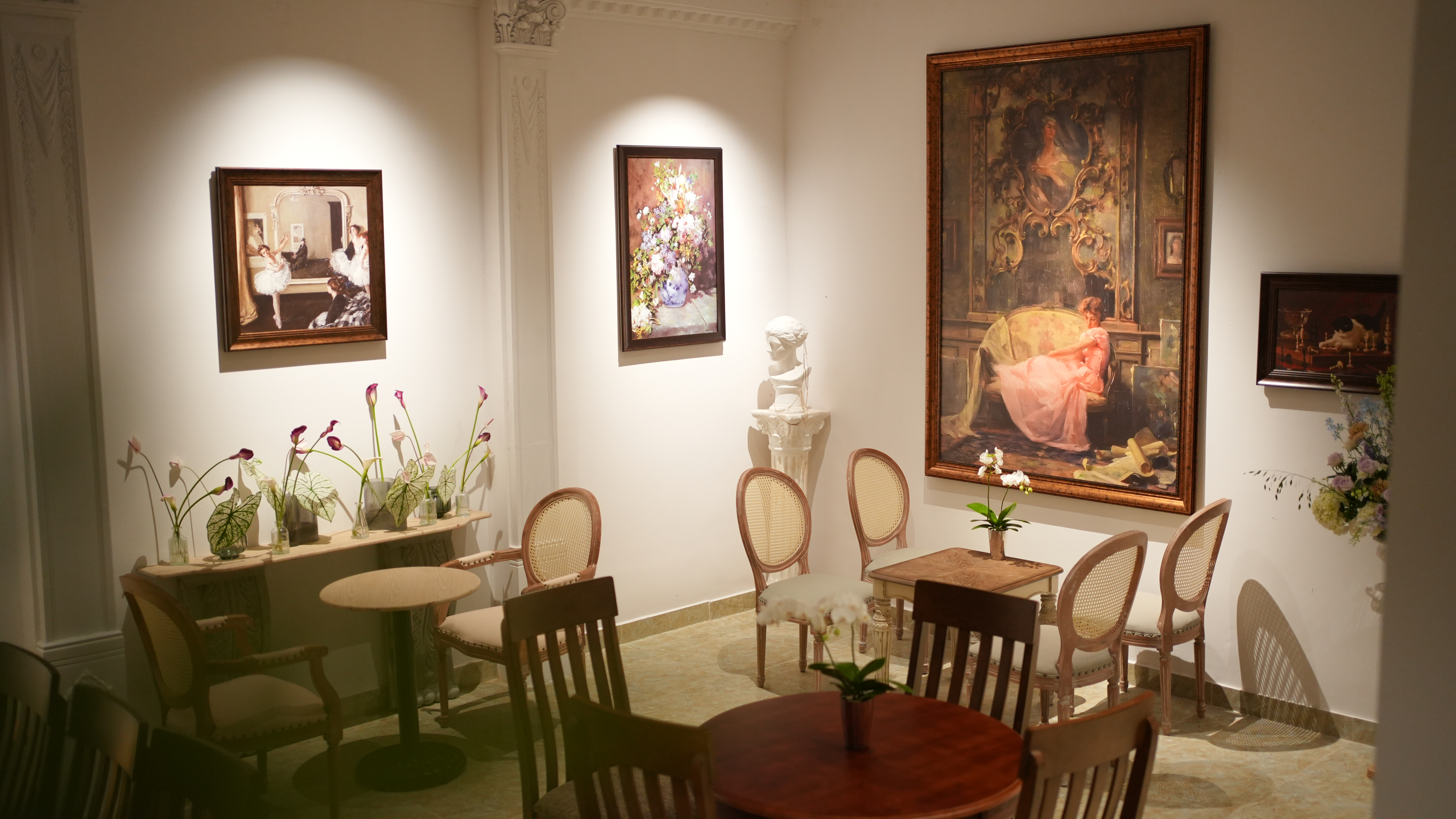 Không gian quán cafe xoay quanh nhãn dán 