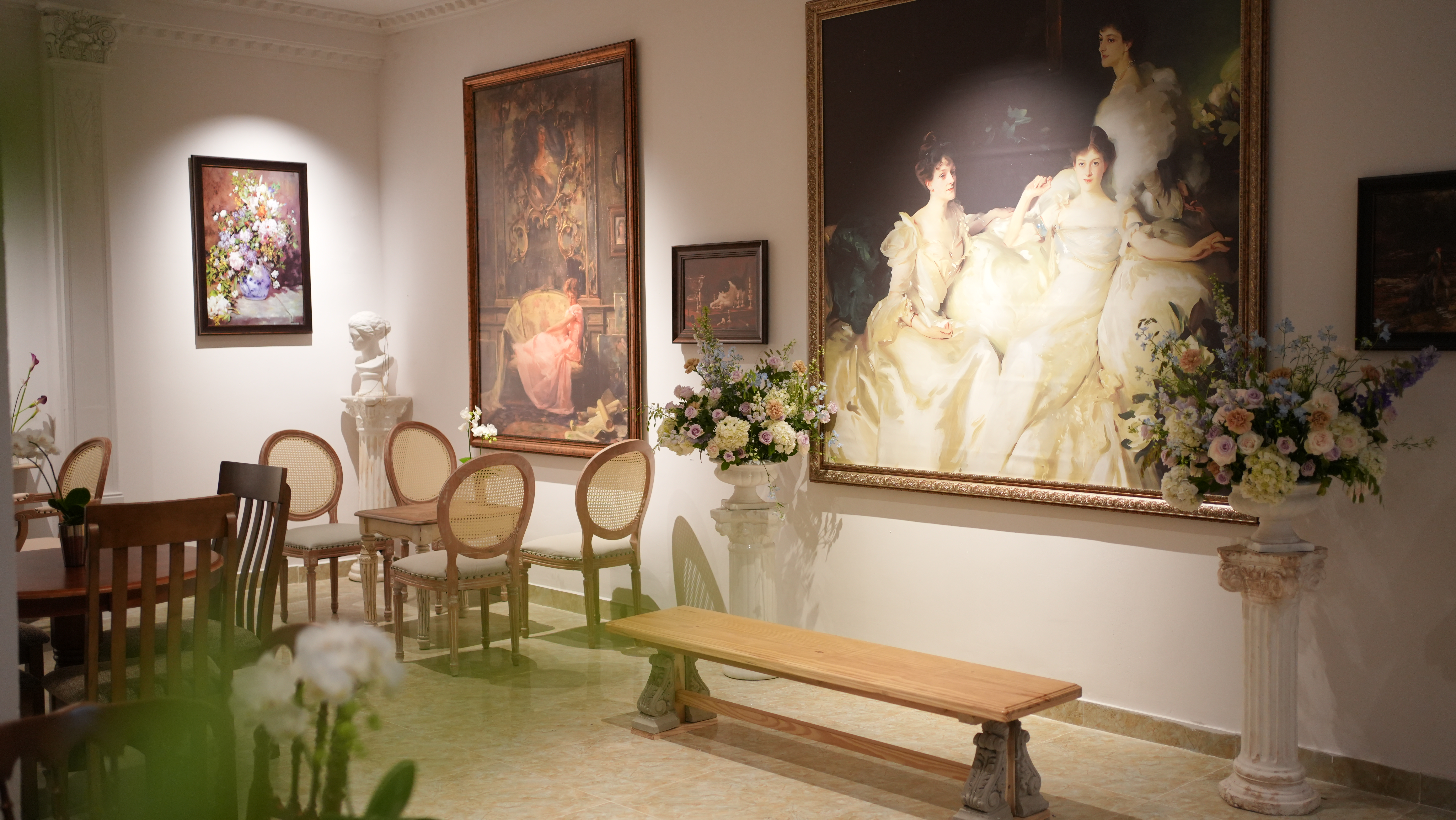 Tháng đầu tiên khi khai trương quán với những bức tranh nghệ thuật